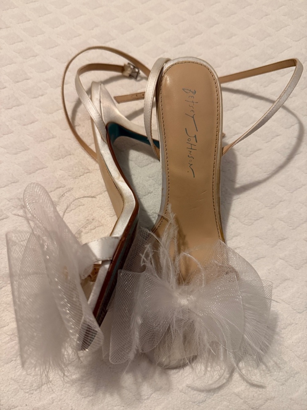 Betsey Johnson Ivory Satin Tulle Feather Bow Slingback Bridal Heels Blue Sole 8